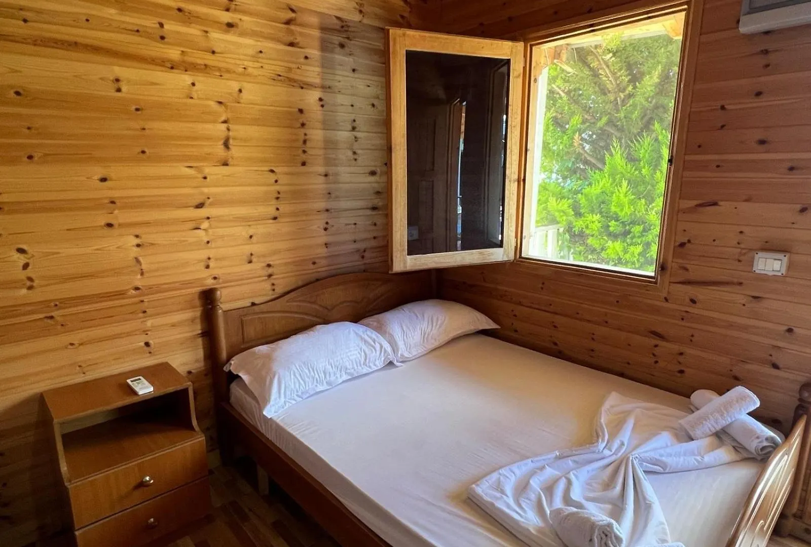 Blue Marli Rooms Himarë Apartamento
